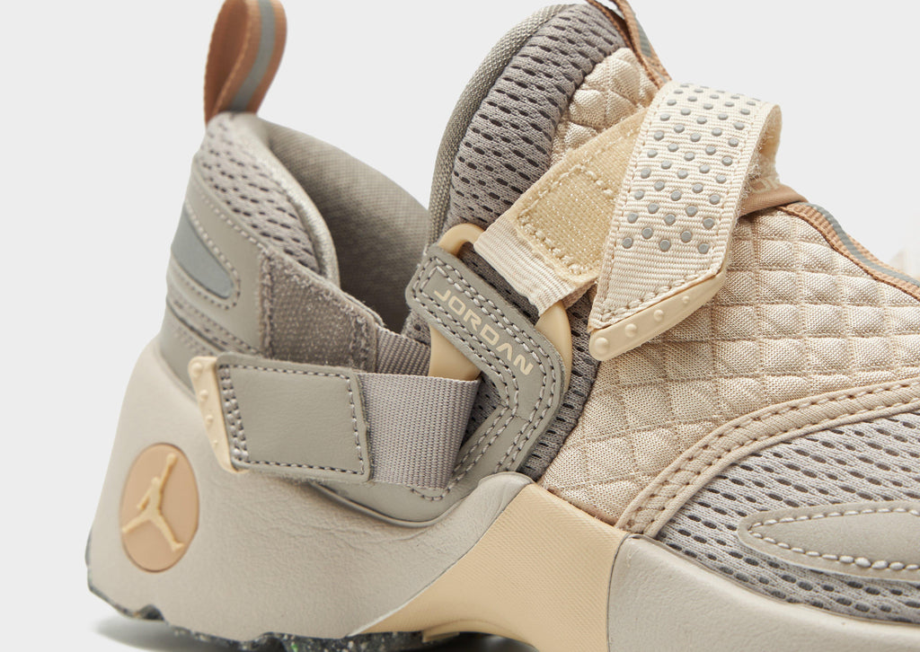 Jordan Trunner LX Women's image